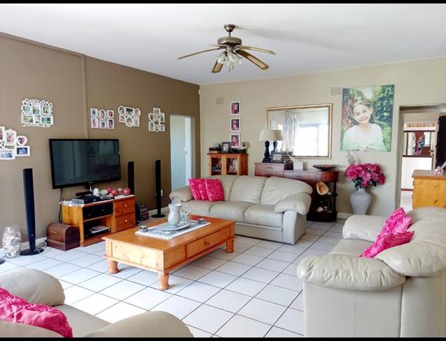 9 BEDROOM HOUSE FOR SALE IN SHELLY BEACH